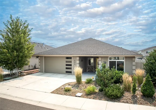Photo 1 of Single family home for sale at 202 E Stanford Ave, Ellensburg, WA 98926 | MLS# NWM2563955 | Listing updated on 2026-09-28