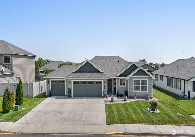 Photo 3 of Single family home for sale at 906 3rd Avenue NE, Quincy, WA 98848 | MLS# NWM2563990 | Listing updated on 2026-09-18