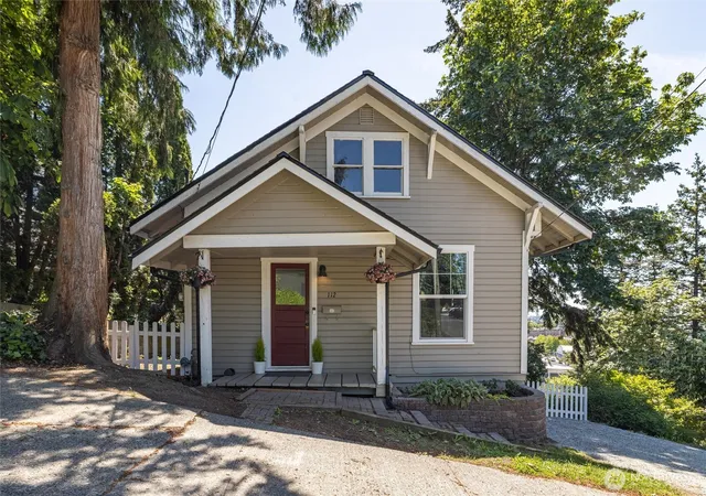 Photo 3 of Sale Pending at 112 E Division St, Mount Vernon, WA 98274 | MLS# NWM2563995 | Listing updated on 2026-09-28