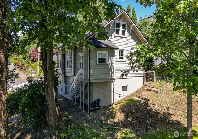 Photo 4 of Sale Pending at 112 E Division St, Mount Vernon, WA 98274 | MLS# NWM2563995 | Listing updated on 2026-09-28
