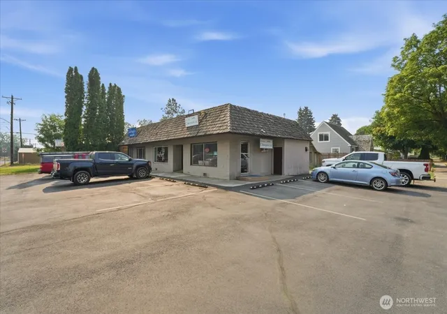 Photo 1 of Single family home for sale at 21 W 4th Avenue, Omak, WA 98841 | MLS# NWM2564017 | Listing updated on 2026-09-23