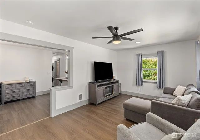 Photo 4 of Sale Pending at 1301 Walter St, Mount Vernon, WA 98273 | MLS# NWM2564019 | Listing updated on 2026-09-17