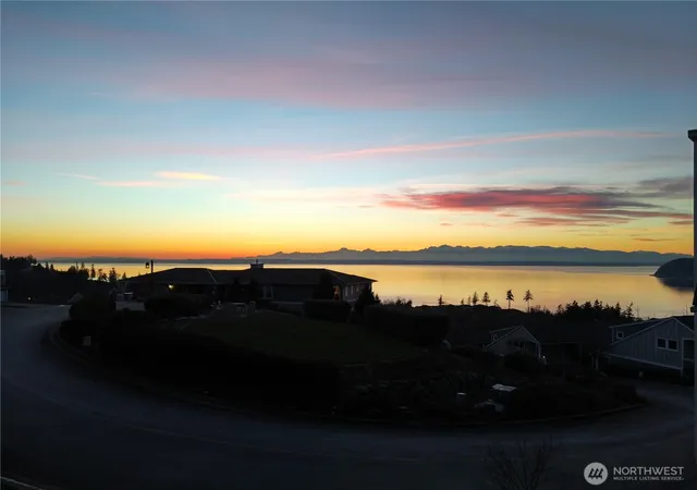 Photo 4 of Condo for sale at 10919 E Villa Monte Dr, Mukilteo, WA 98275 | MLS# NWM2564050 | Listing updated on 2026-09-24