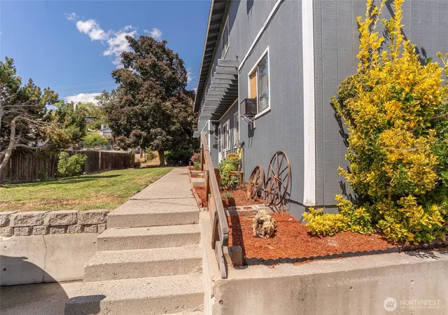 Photo 3 of Multi family home for sale at 225 W Highland Ave, Chelan, WA 98816 | MLS# NWM2564062 | Listing updated on 2026-10-16