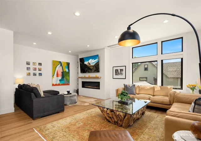 Photo 4 of Sale Pending at 3240 32nd Avenue W, Seattle, WA 98199 | MLS# NWM2564070 | Listing updated on 2026-10-02