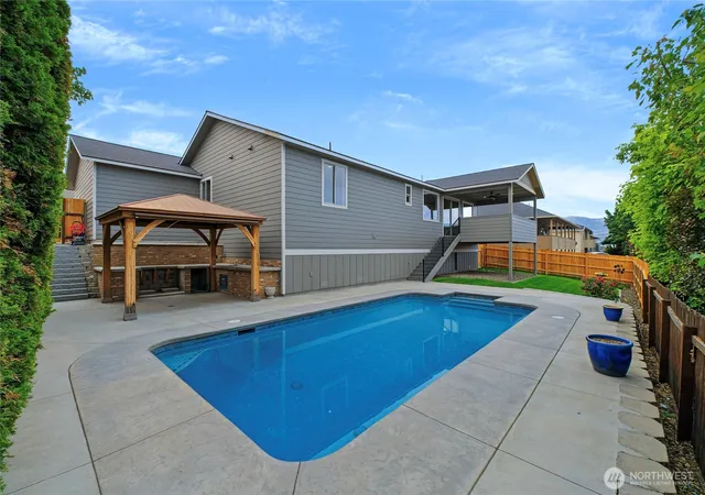 Photo 4 of Single family home for sale at 76 S Meadowbrook Ln, East Wenatchee, WA 98802 | MLS# NWM2564090 | Listing updated on 2026-10-01