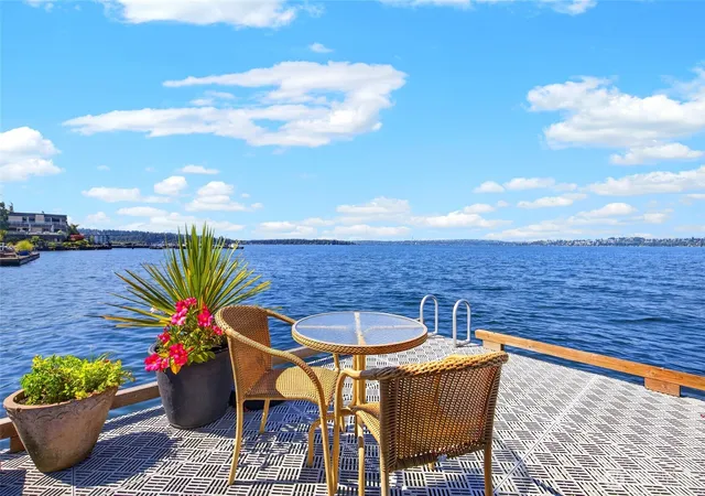 Photo 3 of Condo for sale at 733 S Lake St #209, Kirkland, WA 98033 | MLS# NWM2564109 | Listing updated on 2026-09-23