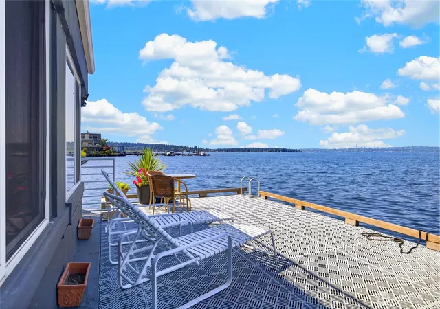 Photo 3 of Condo for sale at 733 S Lake St #209, Kirkland, WA 98033 | MLS# NWM2564109 | Listing updated on 2026-09-23