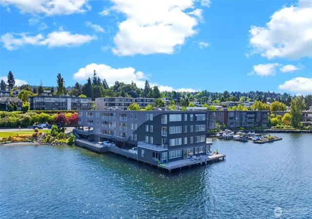 Photo 4 of Condo for sale at 733 S Lake St #209, Kirkland, WA 98033 | MLS# NWM2564109 | Listing updated on 2026-09-23