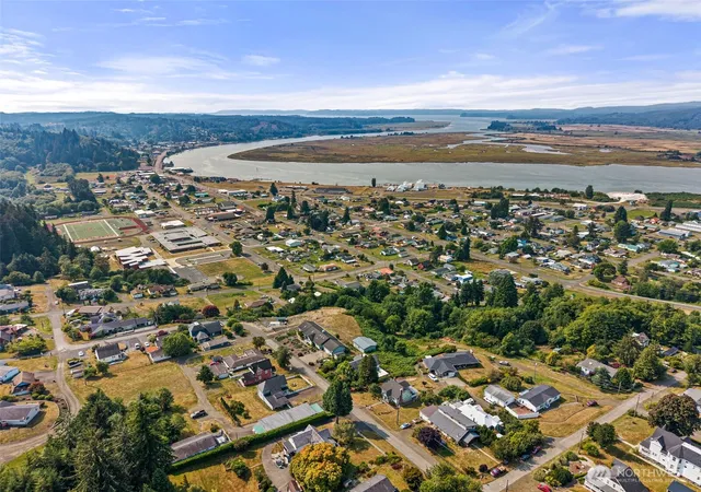 Photo 3 of Sale Pending at 735 Cowlitz St E, South Bend, WA 98586 | MLS# NWM2564172 | Listing updated on 2026-09-25