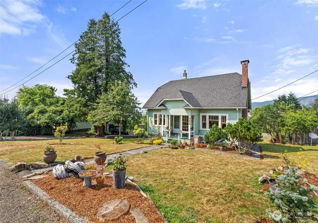 Photo 3 of Sale Pending at 735 Cowlitz St E, South Bend, WA 98586 | MLS# NWM2564172 | Listing updated on 2026-09-25