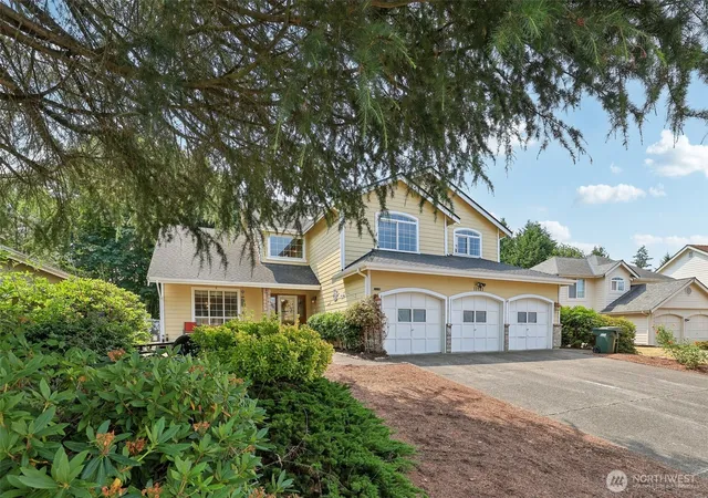 Photo 3 of Single family home for sale at 11121 Se 271st Street, Kent, WA 98030 | MLS# NWM2564173 | Listing updated on 2026-09-23