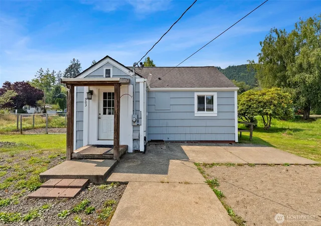 Photo 2 of Sale Pending at 903 Howard St, Raymond, WA 98577 | MLS# NWM2564176 | Listing updated on 2026-09-30