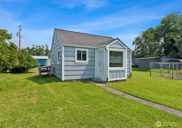 Photo 3 of Sale Pending at 903 Howard St, Raymond, WA 98577 | MLS# NWM2564176 | Listing updated on 2026-09-30