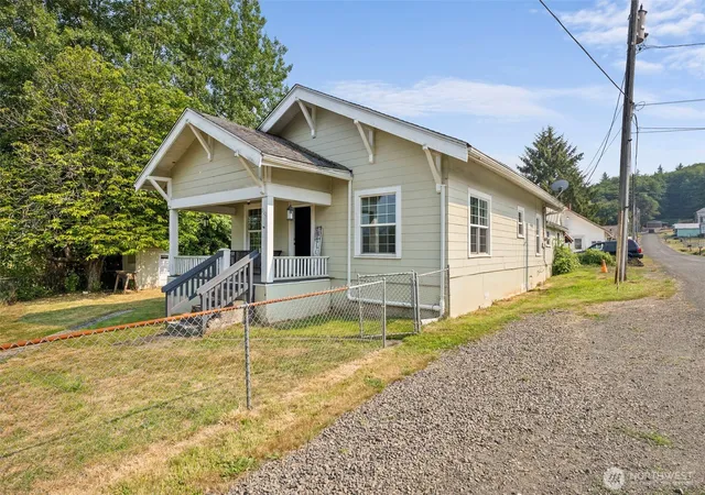 Photo 2 of Single family home for sale at 2101 Henkle St, Raymond, WA 98577 | MLS# NWM2564177 | Listing updated on 2026-09-23