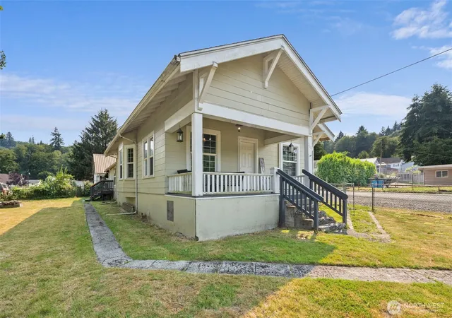 Photo 3 of Single family home for sale at 2101 Henkle St, Raymond, WA 98577 | MLS# NWM2564177 | Listing updated on 2026-09-23