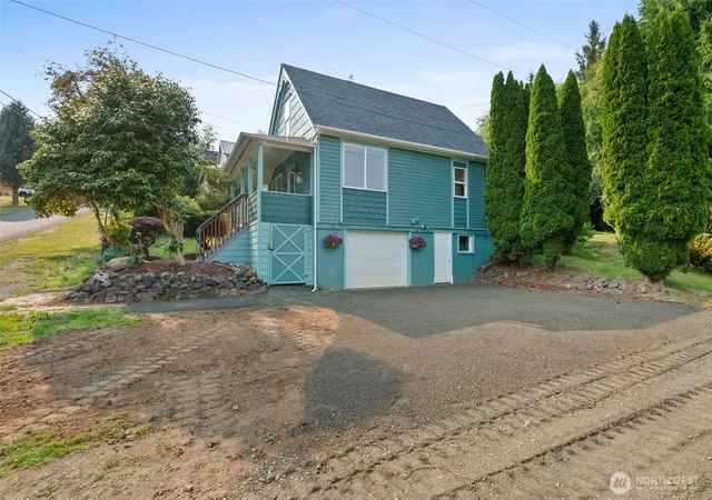 Photo 2 of Single family home for sale at 401 B St, South Bend, WA 98586 | MLS# NWM2564178 | Listing updated on 2026-09-28
