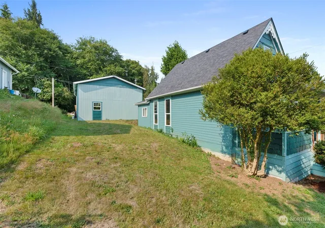 Photo 3 of Single family home for sale at 401 B St, South Bend, WA 98586 | MLS# NWM2564178 | Listing updated on 2026-09-28