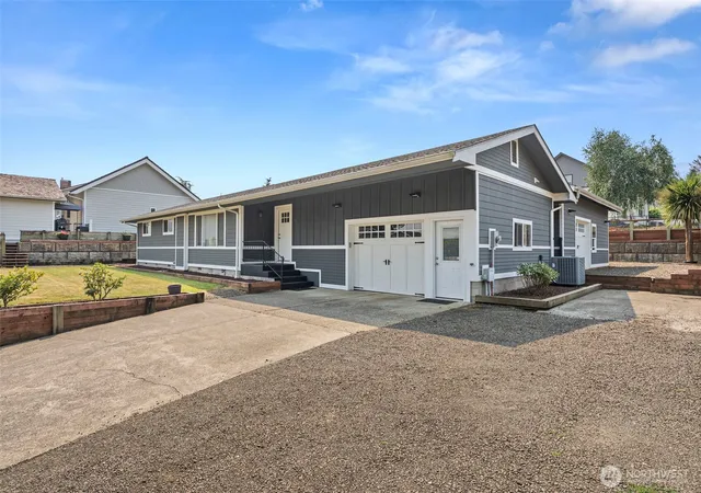 Photo 3 of Single family home for sale at 706 Bradford St, Raymond, WA 98577 | MLS# NWM2564184 | Listing updated on 2026-09-23