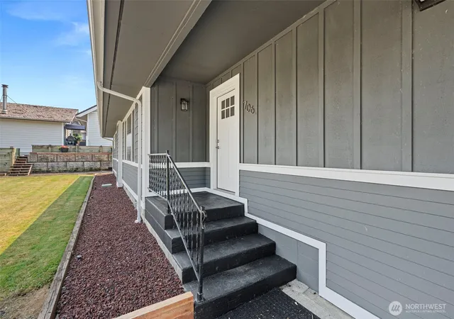 Photo 4 of Single family home for sale at 706 Bradford St, Raymond, WA 98577 | MLS# NWM2564184 | Listing updated on 2026-09-23