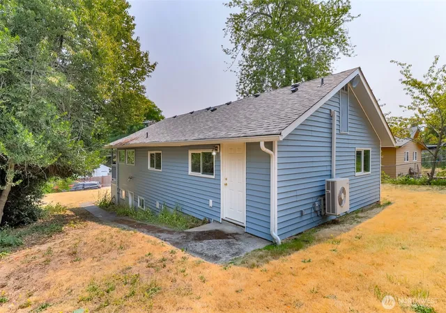 Photo 3 of Single family home for sale at 11049 18th Avenue Sw, Seattle, WA 98146 | MLS# NWM2564204 | Listing updated on 2026-09-26