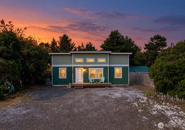 Photo 2 of Single family home for sale at 320 Marine View Dr Sw, Ocean Shores, WA 98569 | MLS# NWM2564242 | Listing updated on 2026-10-13