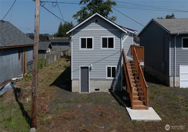 Photo 2 of Single family home for sale at 102 N Martin St, Aberdeen, WA 98520 | MLS# NWM2564273 | Listing updated on 2026-09-19