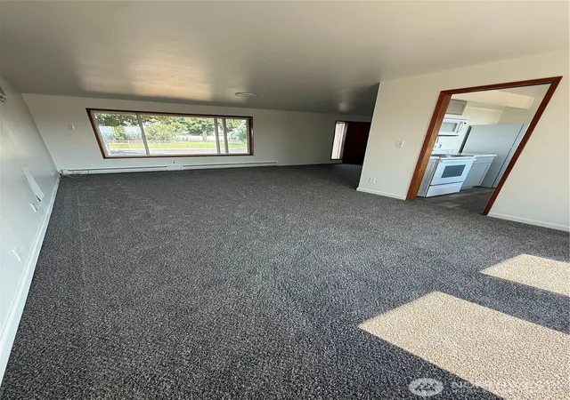 Photo 3 of Single family home for sale at 135 Schilling Dr, Moses Lake, WA 98837 | MLS# NWM2564290 | Listing updated on 2026-10-01