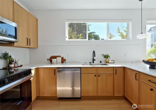 Photo 4 of Townhouse for sale at 435 19th Avenue E, Seattle, WA 98112 | MLS# NWM2564336 | Listing updated on 2026-09-23