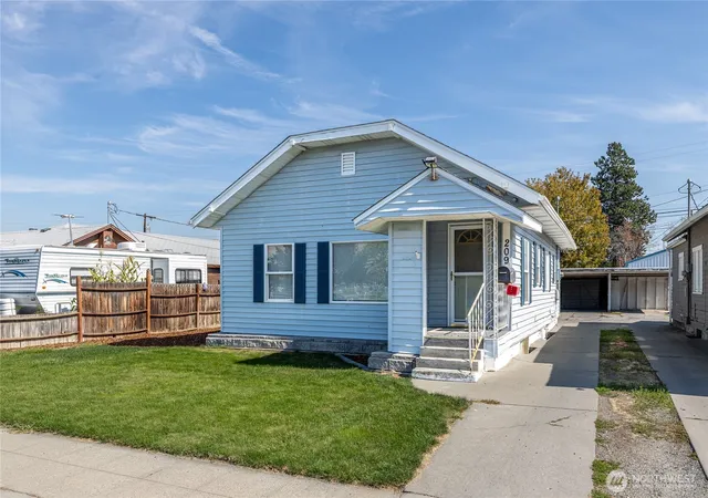 Photo 2 of Single family home for sale at 209 Fuller St, Wenatchee, WA 98801 | MLS# NWM2564359 | Listing updated on 2026-09-24
