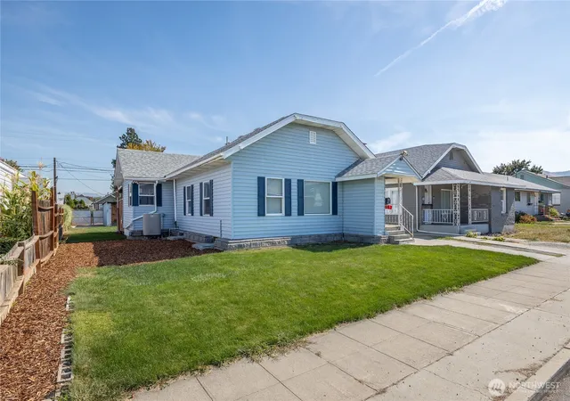 Photo 3 of Single family home for sale at 209 Fuller St, Wenatchee, WA 98801 | MLS# NWM2564359 | Listing updated on 2026-09-24