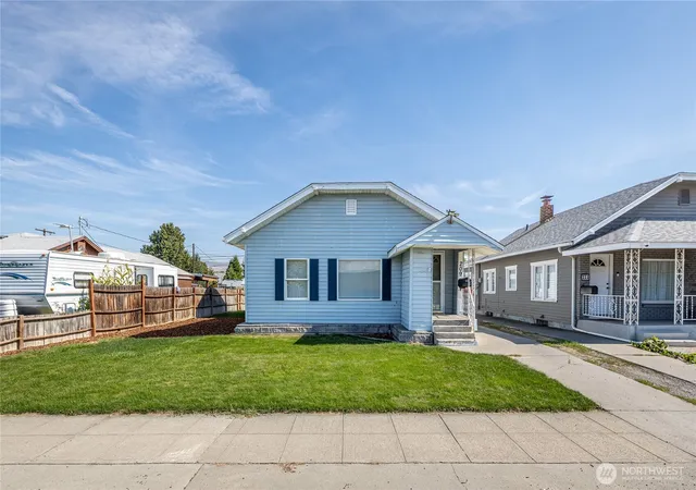 Photo 3 of Single family home for sale at 209 Fuller St, Wenatchee, WA 98801 | MLS# NWM2564359 | Listing updated on 2026-09-24