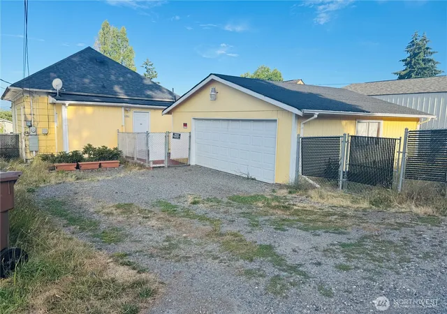 Photo 2 of Sale Pending at 3724 E J St, Tacoma, WA 98404 | MLS# NWM2564374 | Listing updated on 2026-09-25
