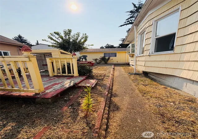 Photo 4 of Sale Pending at 3724 E J St, Tacoma, WA 98404 | MLS# NWM2564374 | Listing updated on 2026-09-25