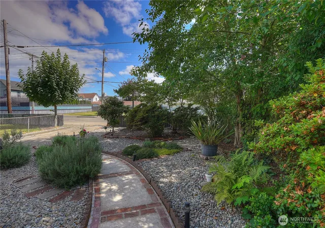 Photo 3 of Single family home for sale at 505 N B St, Aberdeen, WA 98520 | MLS# NWM2564479 | Listing updated on 2026-09-23
