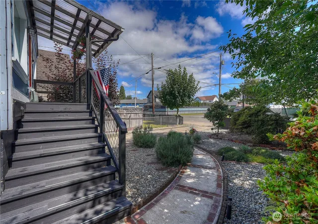 Photo 3 of Single family home for sale at 505 N B St, Aberdeen, WA 98520 | MLS# NWM2564479 | Listing updated on 2026-09-23