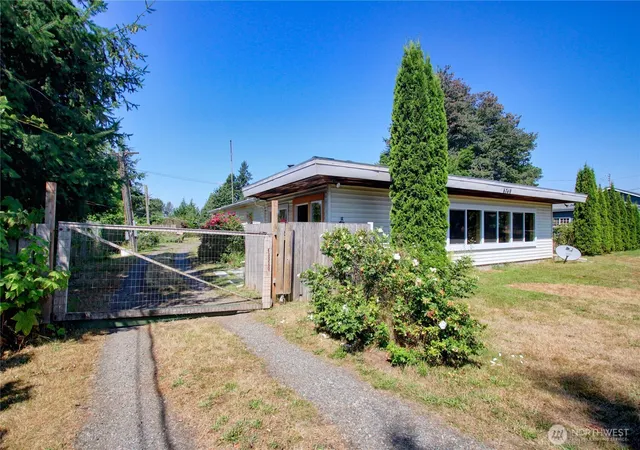 Photo 3 of Single family home for sale at 6749 Guide Meridian Rd, Lynden, WA 98264 | MLS# NWM2564575 | Listing updated on 2026-09-23