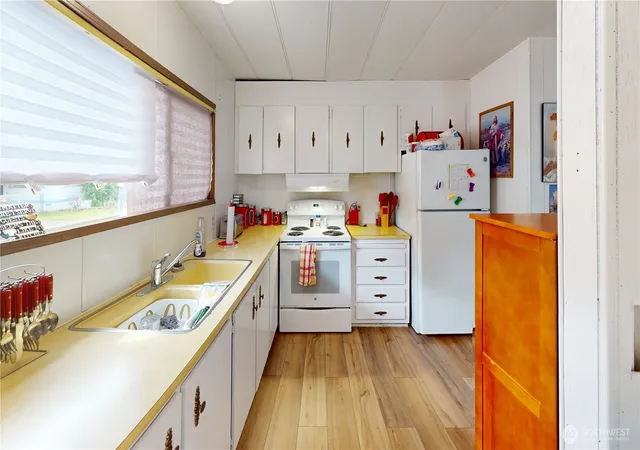 Photo 3 of Manufactured home for sale at 8527 31st Avenue S, Lakewood, WA 98499 | MLS# NWM2564602 | Listing updated on 2026-09-28