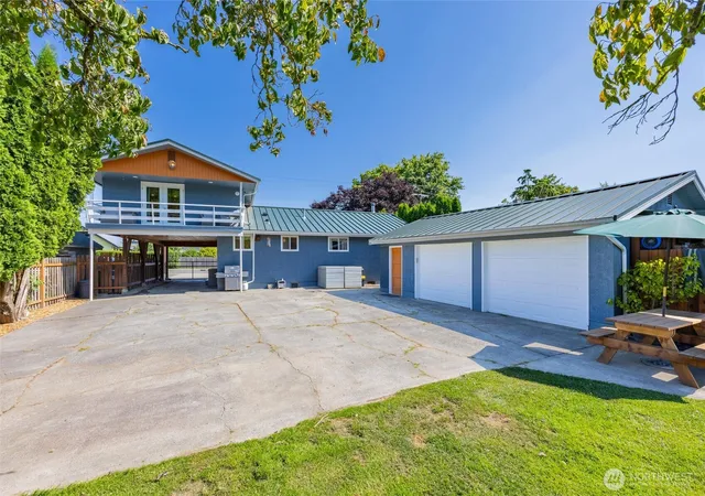 Photo 3 of Single family home for sale at 307 Lincoln St, Everson, WA 98247 | MLS# NWM2564626 | Listing updated on 2026-09-24