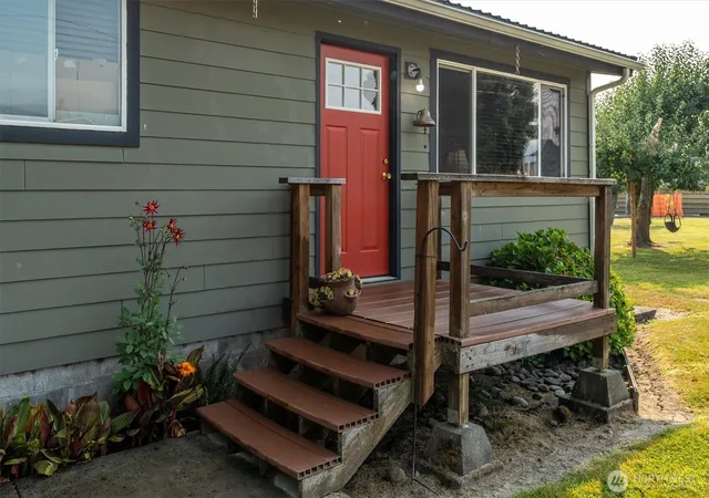 Photo 4 of Single family home for sale at 126 W Sunny Sands, Cathlamet, WA 98612 | MLS# NWM2564679 | Listing updated on 2026-09-23