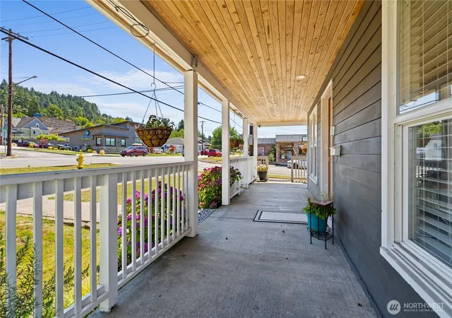 Photo 4 of Sale Pending at 381 S Market Blvd, Chehalis, WA 98532 | MLS# NWM2564692 | Listing updated on 2026-09-25