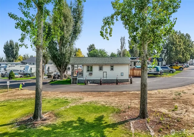Photo 4 of Manufactured home for sale at 7037 Highway 262 E #50, Othello, WA 99344 | MLS# NWM2564737 | Listing updated on 2026-09-22