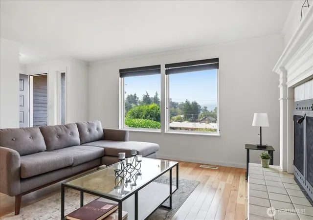 Photo 3 of Sale Pending at 3618 Morris Ave S, Renton, WA 98055 | MLS# NWM2564738 | Listing updated on 2026-10-01