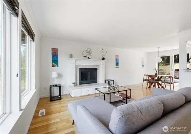 Photo 4 of Sale Pending at 3618 Morris Ave S, Renton, WA 98055 | MLS# NWM2564738 | Listing updated on 2026-10-01