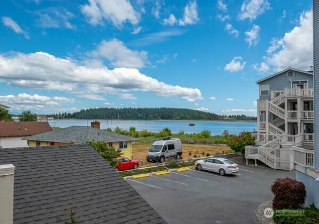 Photo 4 of Condo for sale at 651 SE Bayshore Dr #B201, Oak Harbor, WA 98277 | MLS# NWM2564772 | Listing updated on 2026-10-02