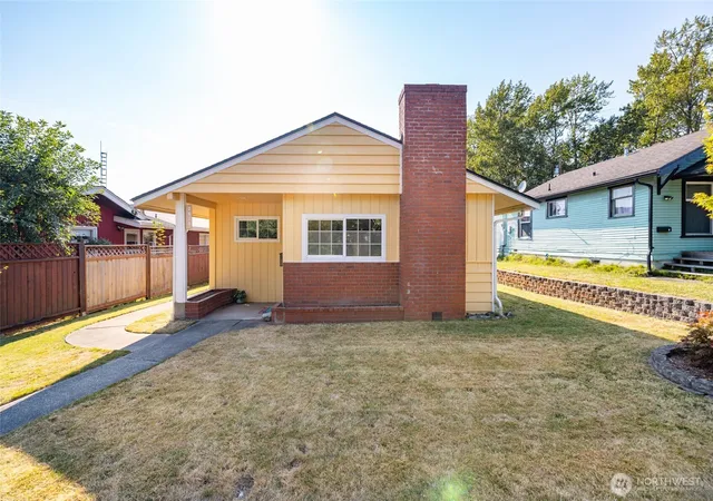 Photo 3 of Single family home for sale at 2615 Lincoln St, Bellingham, WA 98225 | MLS# NWM2564773 | Listing updated on 2026-10-01