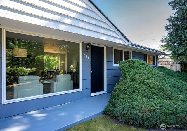 Photo 2 of Single family home for sale at 1924 Ne 130th Place, Seattle, WA 98125 | MLS# NWM2564810 | Listing updated on 2026-09-30
