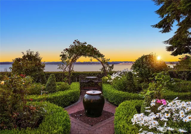 Photo 3 of Single family home for sale at 8916 Ferncliff Ave Ne, Bainbridge Island, WA 98110 | MLS# NWM2564838 | Listing updated on 2026-09-28