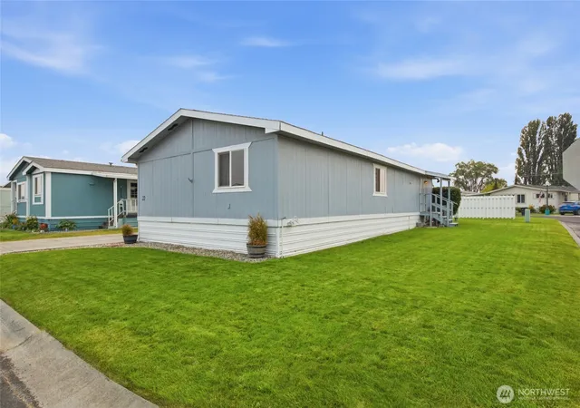 Photo 3 of Manufactured home for sale at 2240 W Broadway Ave #22, Moses Lake, WA 98837 | MLS# NWM2564867 | Listing updated on 2026-09-23