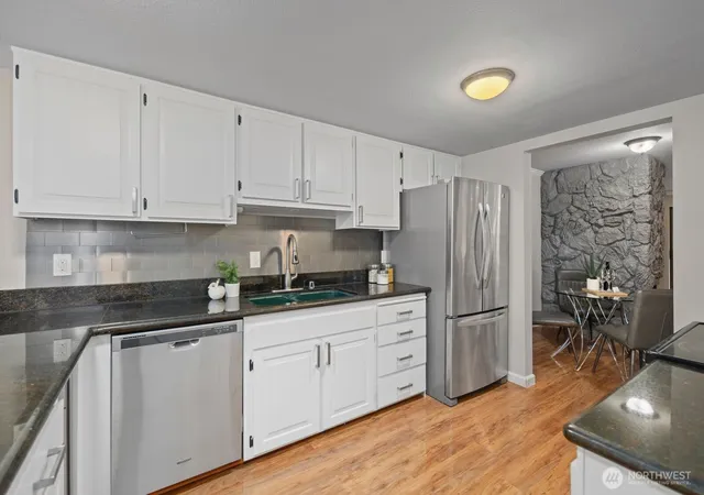 Photo 4 of Townhouse for sale at 7639 SE 29th Street, Mercer Island, WA 98040 | MLS# NWM2564896 | Listing updated on 2026-10-01